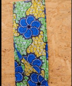 Nos châles, foulards et écharpes sont doublés, dimensions : 35 cm x 2 m. Ils sont fabriqués dans notre atelier-boutique à Villeneuve-Saint-Georges. Peuvent également être portés comme ceinture. Possibilité de confection sur-mesure selon vos envies.