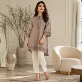 Tunique pour femme stylisée selon différentes morphologies