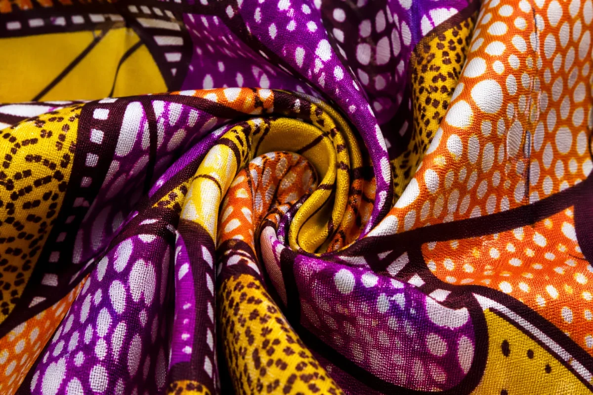 Vêtements en wax colorés avec conseils d'entretien et préservation